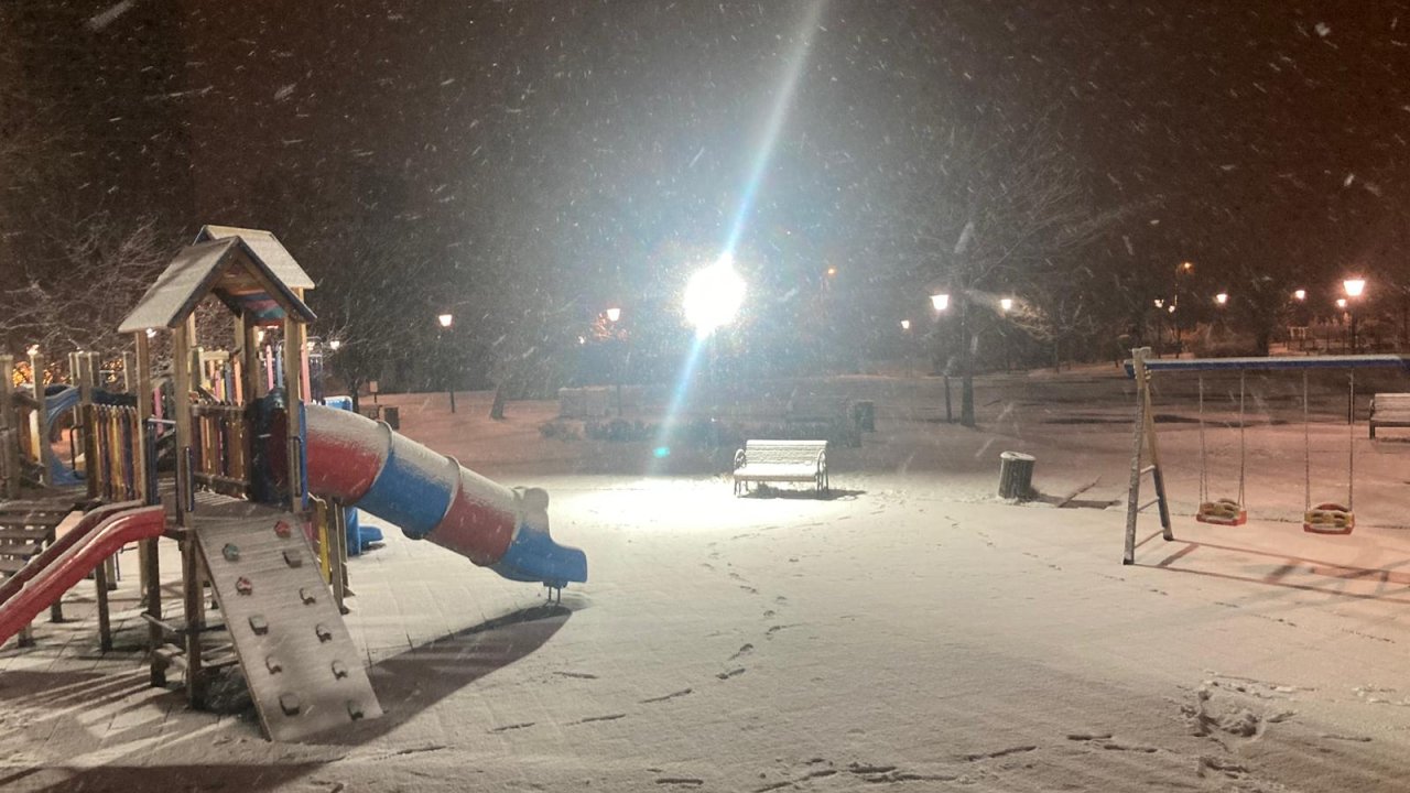 Başkent’in yüksek kesimlerine kar yağdı