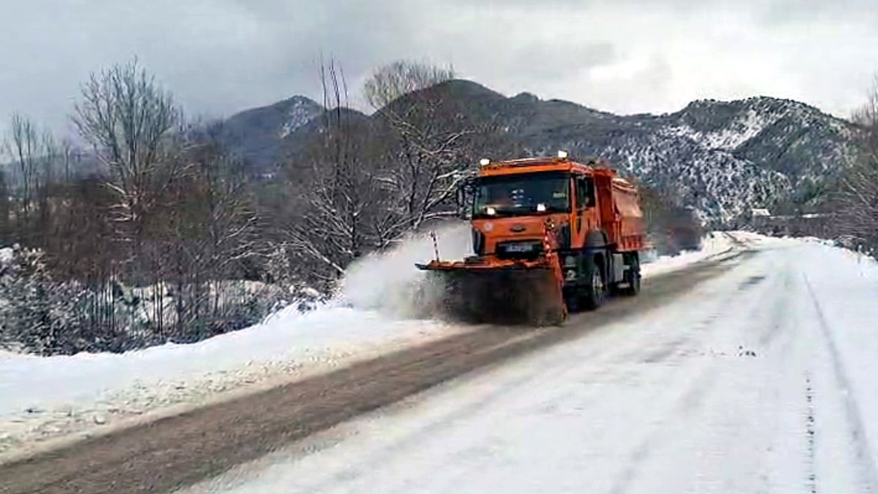 Beypazarı’nda karla kapanan yollar açılıyor
