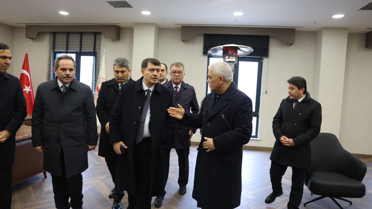 Mamak’a yapılan yeni kaymakamlık binasını incelediler