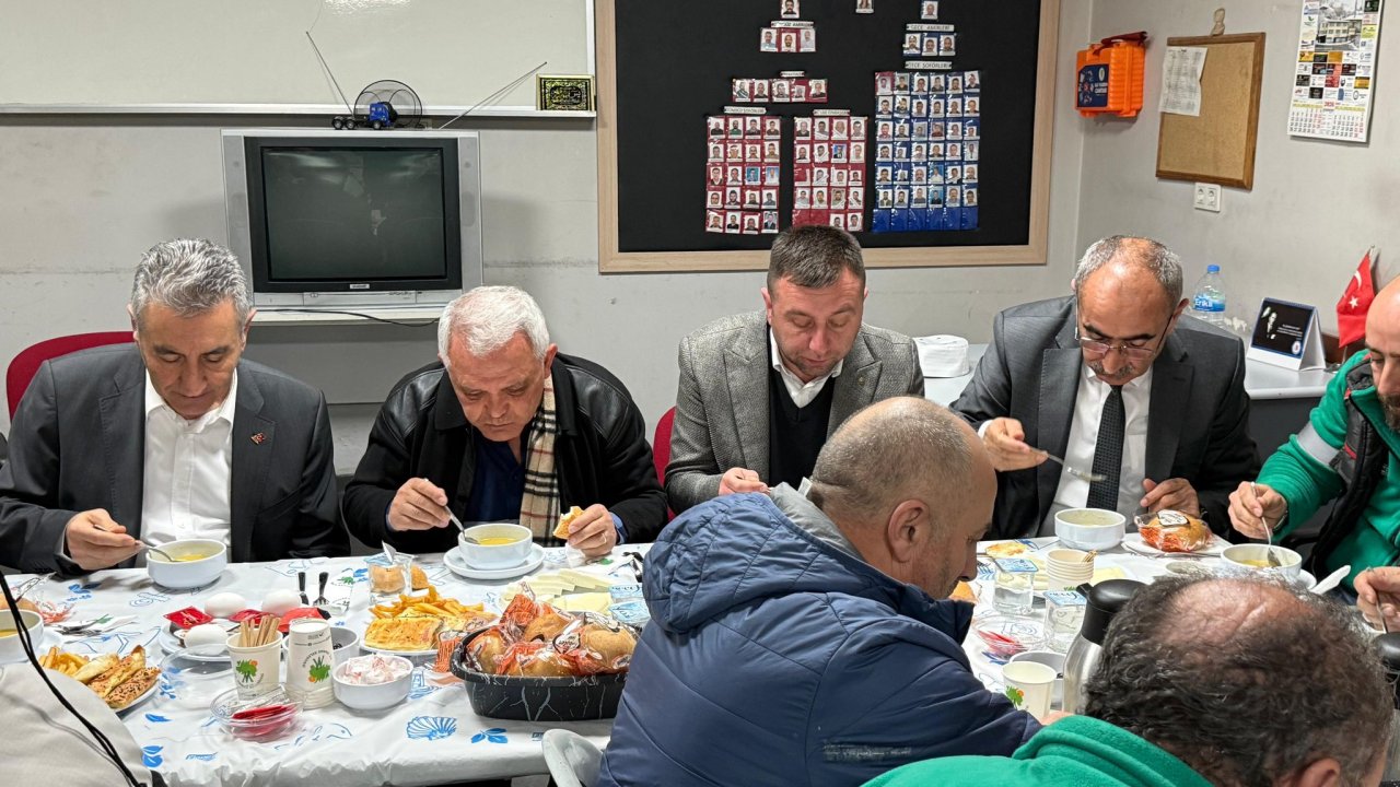 Başkan Şahin ilk sahurunu belediye işçileriyle yaptı