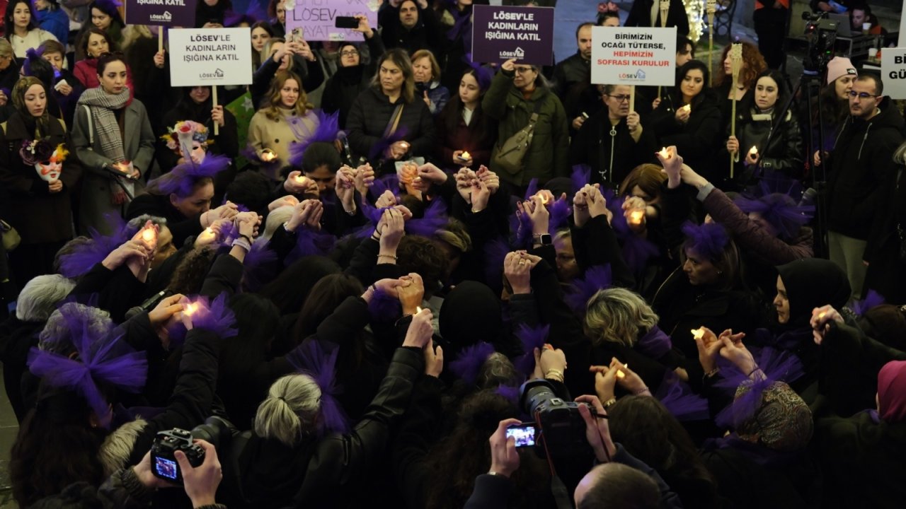 LÖSEV'den Kuğulu Park'ta '8 Mart' kutlaması