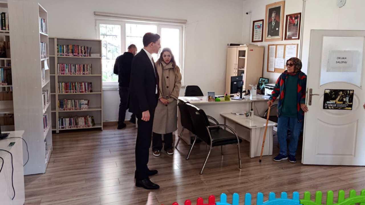 Güdül Kaymakamı halk kütüphanesini ziyaret etti