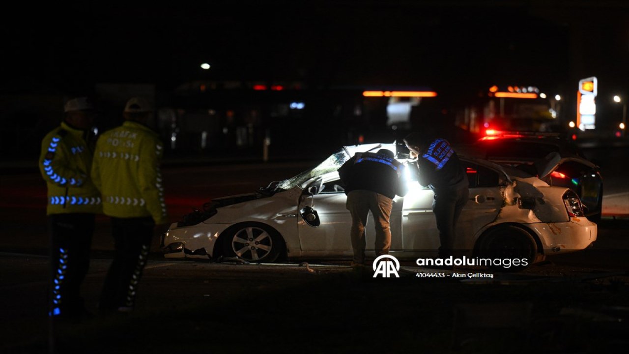 Mamak'ta feci kaza: Takla atıp tıra çarptı