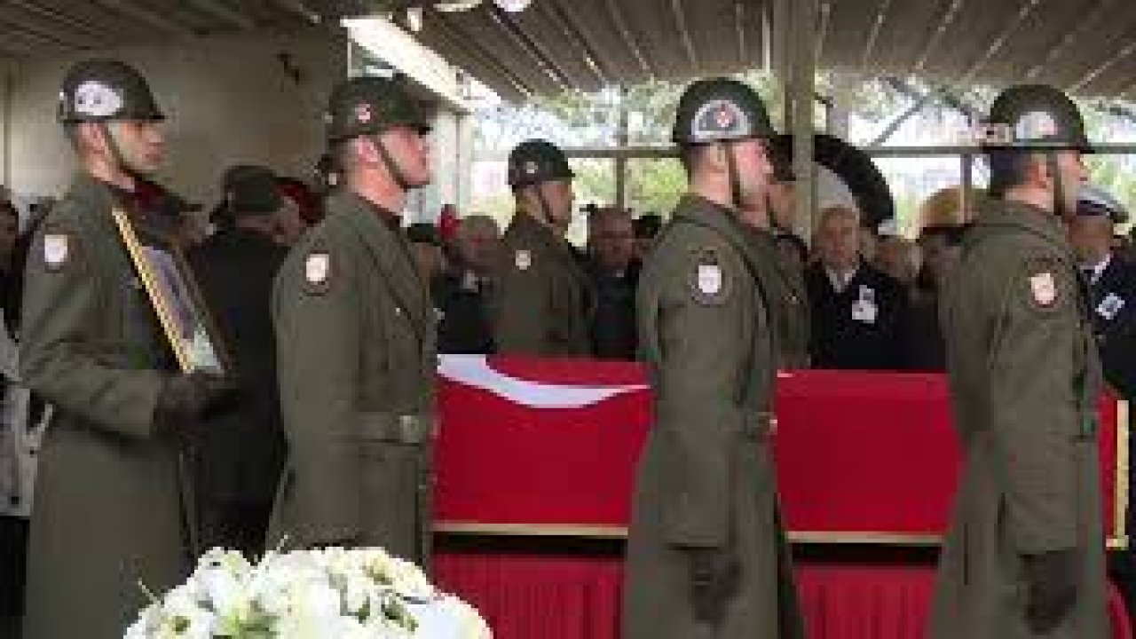 Ankara’da defnedilen Yalçın Küçük’ün naaşını askerler taşıdı
