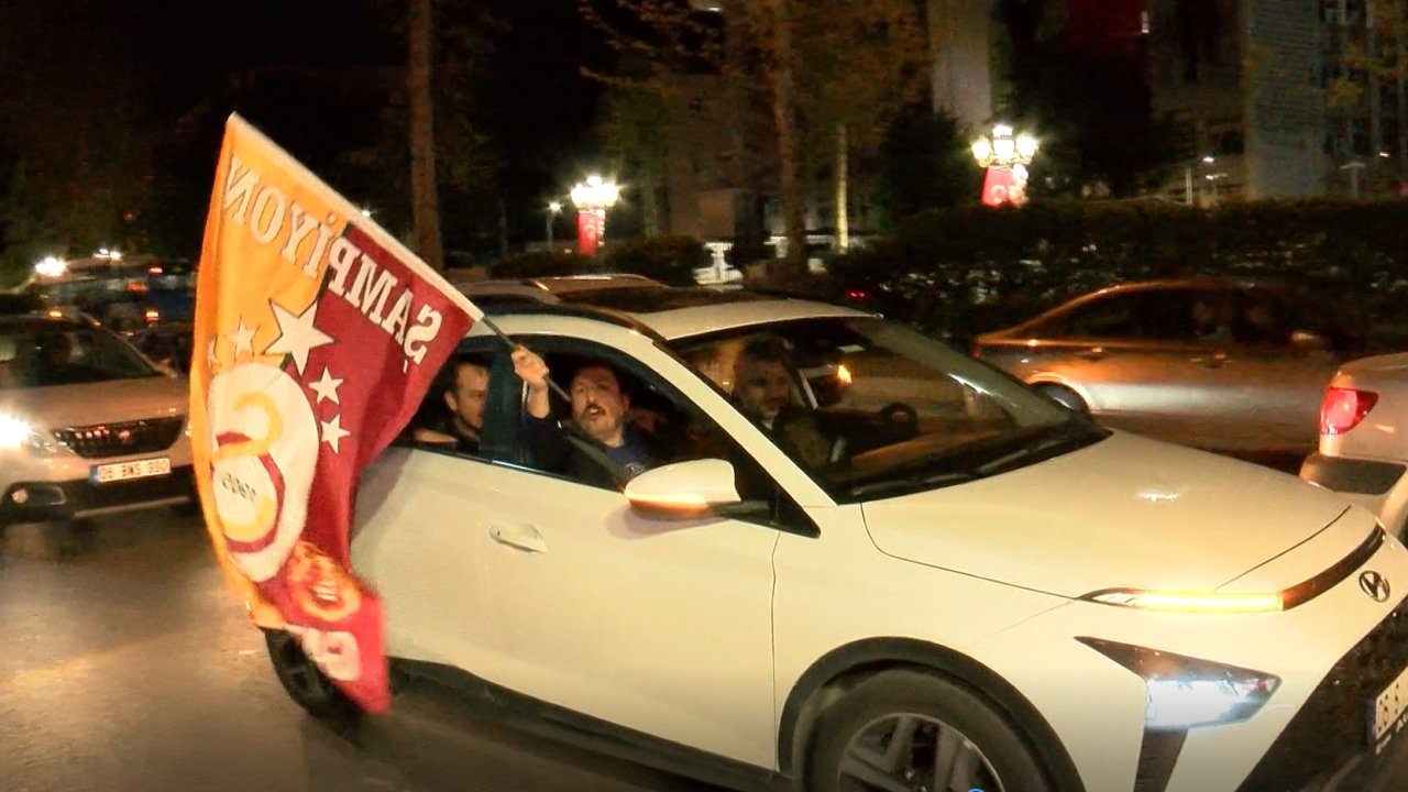 Galatasaray taraftarları, derbi galibiyetini Kızılay Meydanı'nda kutladı