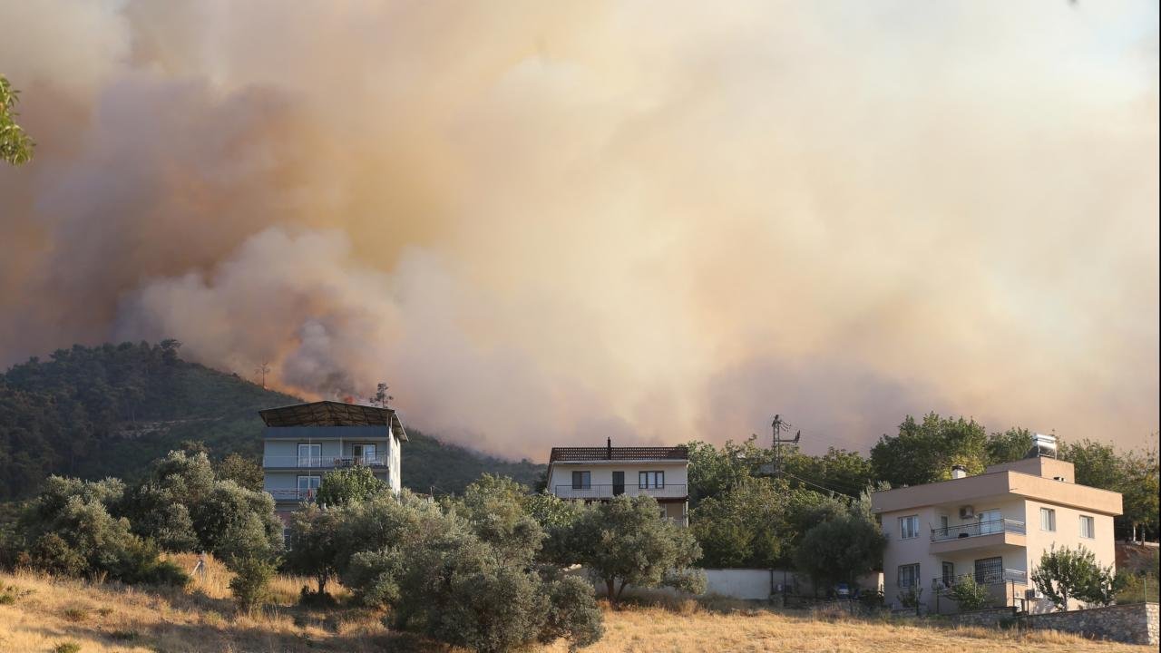 Manisa orman yangını köylere sıçradı: Evler ve cami yandı