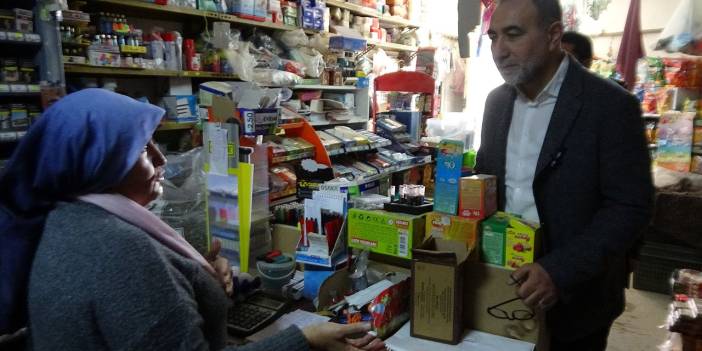 Hayırsever Kırşehirli, bakkalları gezip, veresiye defterlerindeki tüm borçları kapattı