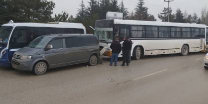 Ankara Çubuk’ta yürekleri ağza getiren kaza: Servisler çarpıştı