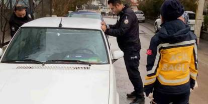 Polis uyuyan genci aracı sallayarak uyandırdı