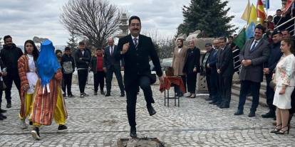 Ankaralı Kaymakam Nevruz ateşi yaktı, üstünden zıpladı