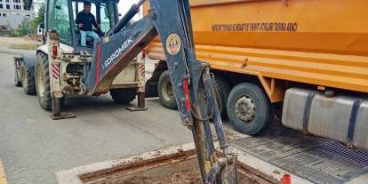 ASKİ Pursaklar’da yağmur suyu ızgaralarını temizliyor