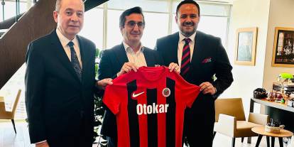 Gençlerbirliği heyeti Koç Holding Ankara temsilcisine forma hediye etti