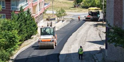 Ankara Ahikemal Şenyurt Mahallesi’nde asfalt çalışmaları sürüyor
