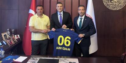 Ankaragücü heyeti İzmir Milletvekili Alpay Özalan’ı ziyaret etti