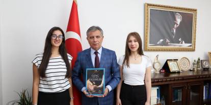 Ankara Milli Eğitim Müdürü liseli dergicileri makamında ağırladı