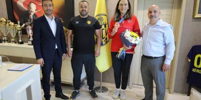 Milli Boksör Elif Güner’den Ankaragücü Başkanı Tekin’e ziyaret
