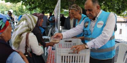 Tulpar Derneği Ankara Hacı Bayram’da şehitler için aşure dağıttı
