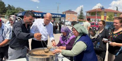 Başkan halka aşure dağıttı: Bereket paylaşıldı