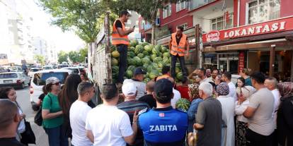Yenimahalle'nin üç farklı noktasında ücretsiz karpuz dağıtılıyor