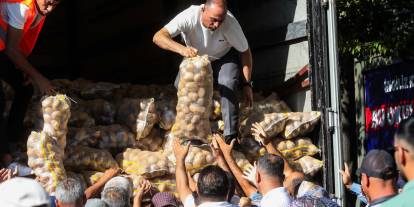 Ankara Yenimahalle'de vatandaşa çuvalla patates dağıtılıyor