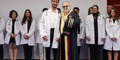 TOBB ETÜ Tıp Fakültesi öğrencileri beyaz önlüklerini giydi