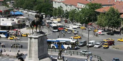 Ankara Ulus'ta yollar geçici olarak hizmete kapatıldı