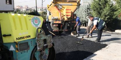 Etimesgut'taki köstebek yuvası gibi yollar bir bir yamandı
