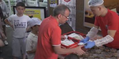 8 gün boyunca ücretsiz dağıtılacak; Yenimahalleli aşureye doyacak