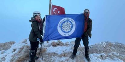 Ankara Üniversitesi flaması 3 bin 700 metre zirvede dalgalandı