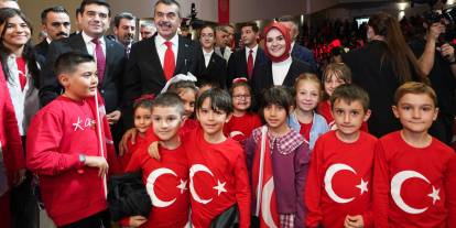 Ankara Güzel Sanatlar Müzik İlkokulu öğrencileri bakan karşısında