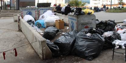 Ulus’ta çöp konteynerleri yetersiz kaldı: Sokak çöplerle doldu