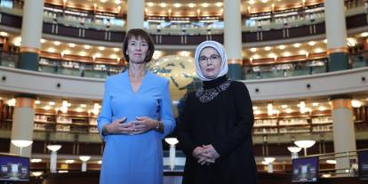 Emine Erdoğan ve Charlotte Merz Cumhurbaşkanlığı Kütüphanesi’ni gezdi