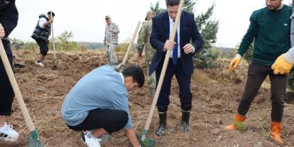 Savunma Bakanlığı Ankara'da öğrencileri ağaç dikmeye götürdü