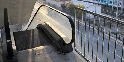 Etimesgut Tren Üst Geçidi’nde yürüyen merdivenler çalışmıyor