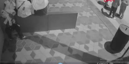 Mamak’ta otomobil kalabalığa daldı! Olay anı kameraya yansıdı