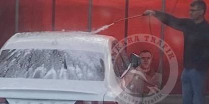 Yusuf Dikeç Ankara Gölbaşı’nda kameralara yakalandı: Tek elle arabasını yıkadı