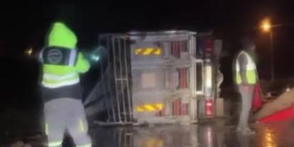 Ankara’da kamyon devrildi: Küçükbaş hayvanlar telef oldu