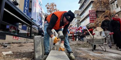 Çankaya Belediyesi Kızılay’da yaya yollarını yeniliyor: Ekipler sahada
