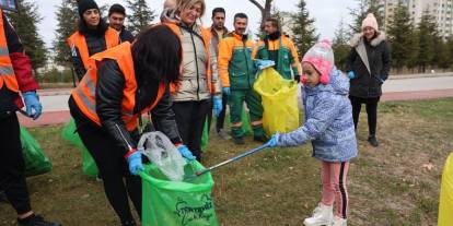 Çankaya’da gülümseten görüntüler: Hep beraber çöp topladılar