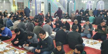 Etimesgut Oğuzlar’da imrendiren iftar: Camide kurulan yer sofrasında ilahilerle oruç açıldı