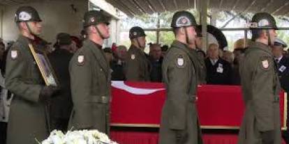 Ankara’da defnedilen Yalçın Küçük’ün naaşını askerler taşıdı