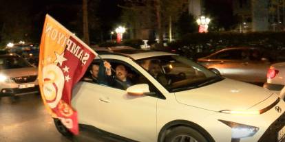 Galatasaray taraftarları, derbi galibiyetini Kızılay Meydanı'nda kutladı