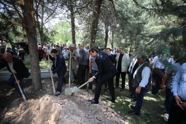 mustafa-yilmaz-annesi-vefat-etti.jpg