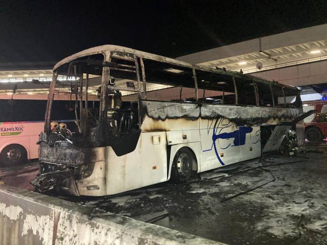 astide-park-halindeki-yolcu-otobusu-yan-968655-287700.jpg